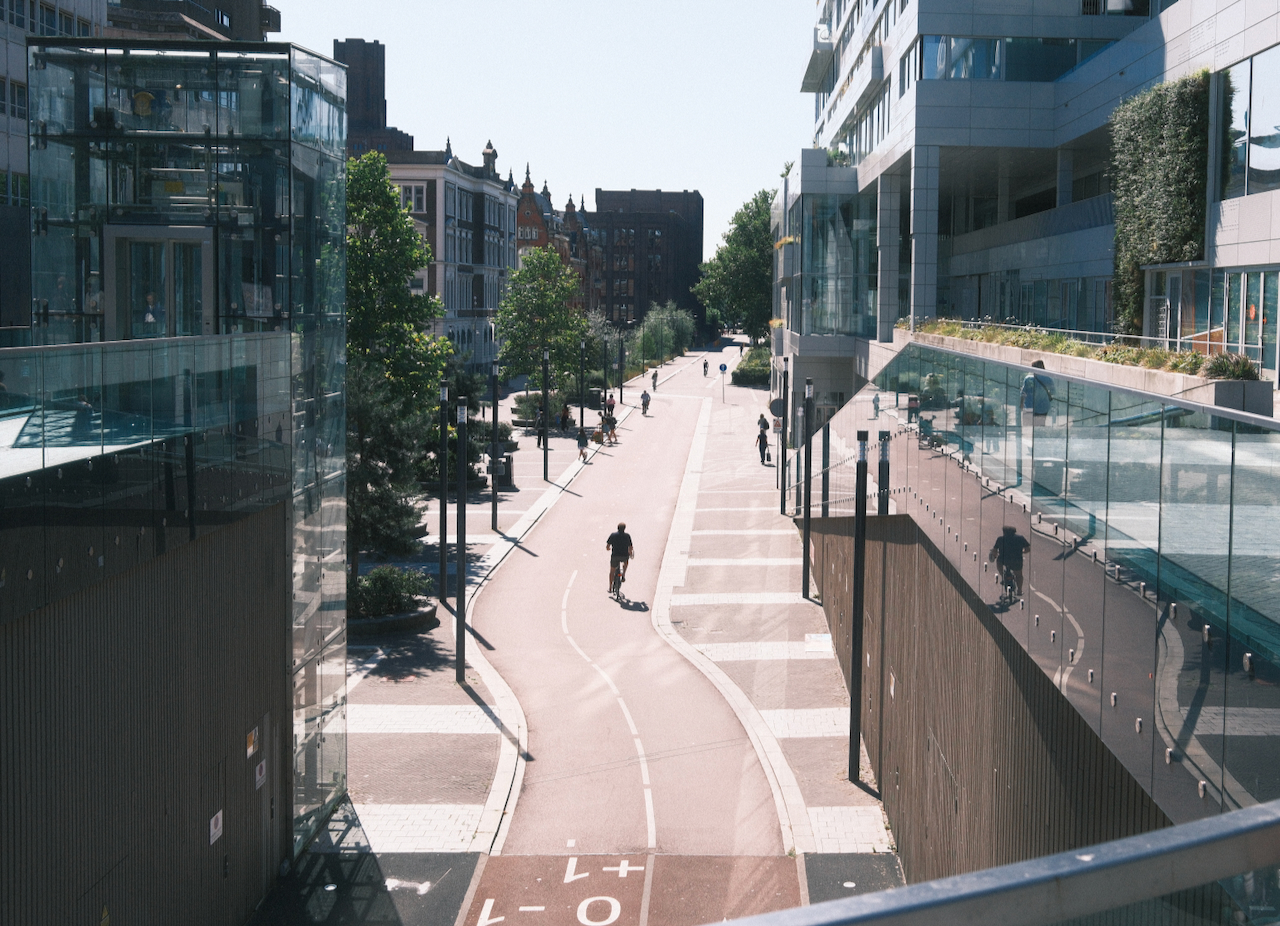 A cyclist on the sunlit route beside Utrecht Centraal